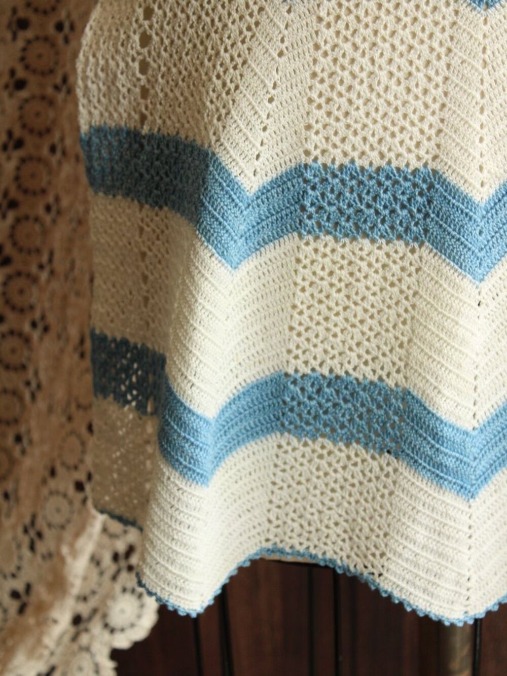 Vintage 1950s 1960s Half Apron, Crocheted in White and Blue, Retro Kitchen - Picture 6 of 11